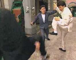 Mars et Jackie Chan faisant une dmonstration de bagarre rgle au millimtre dans Jackie Chan My Stunts (photo HKMANIA)