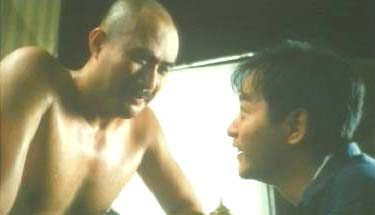 Elvis Tsui dans une scène torride avec Shu Qi pour les besoins d'un film X dans Viva Erotica