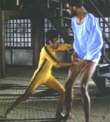 Bruce Lee applique son jet kune do face  Karim Abdul Jabbar dans le Jeu de la Mort