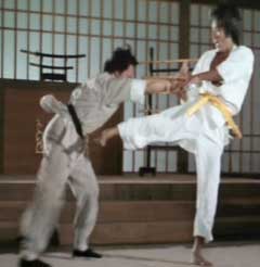 Yasuaki Kurata en train de montrer son Karat dans Legend of a Fighter