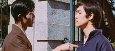 Yuen Wah face  Bruce Lee dans Fist Of Fury