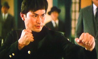 Dick Wei face  Jackie Chan dans My Lucky Stars